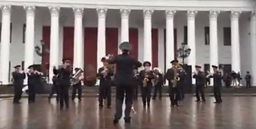 ​Такого вы еще не видели: оркестр Нацгвардии в Одессе сыграл знаменитый хит группы "Ленинград"