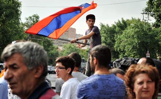 Армянский майдан поставил на "колени" Сечина и его друзей