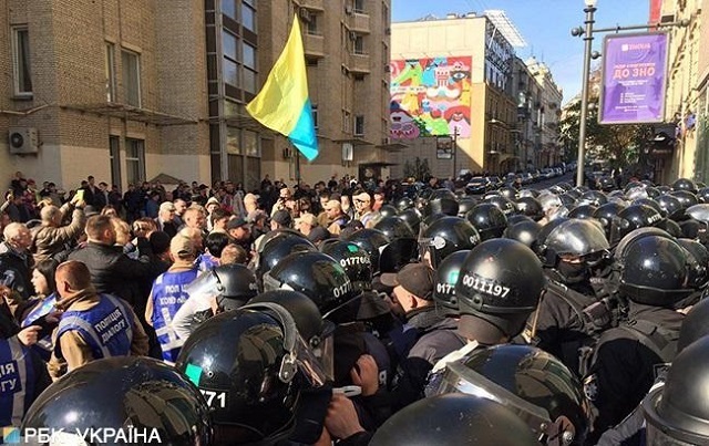 В центре Киева драка людей в камуфляже и полиции: в ход пошли дубинки и слезоточивый газ – видео