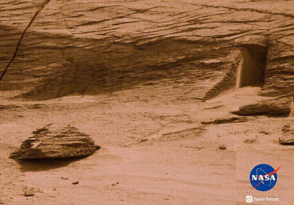В NASA показали фото скалы с входной "дверью" на Марсе: в агентстве сделали заявление