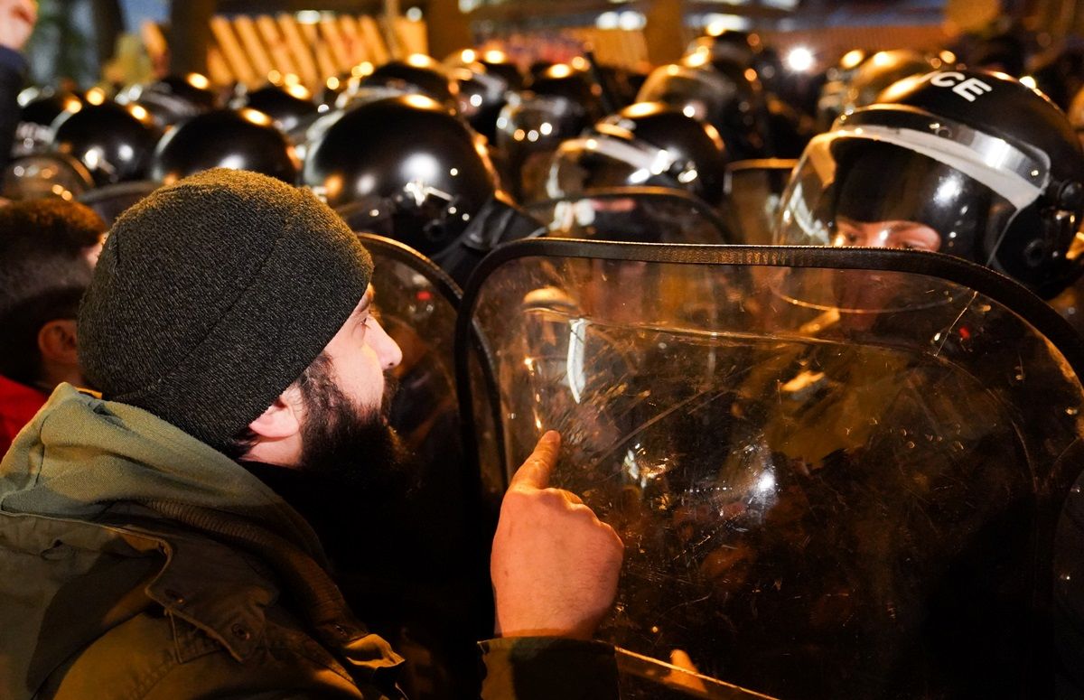 На шлеме омоновца в Тбилиси засняли российский ценник: Невзоров показал масштаб подавления протеста