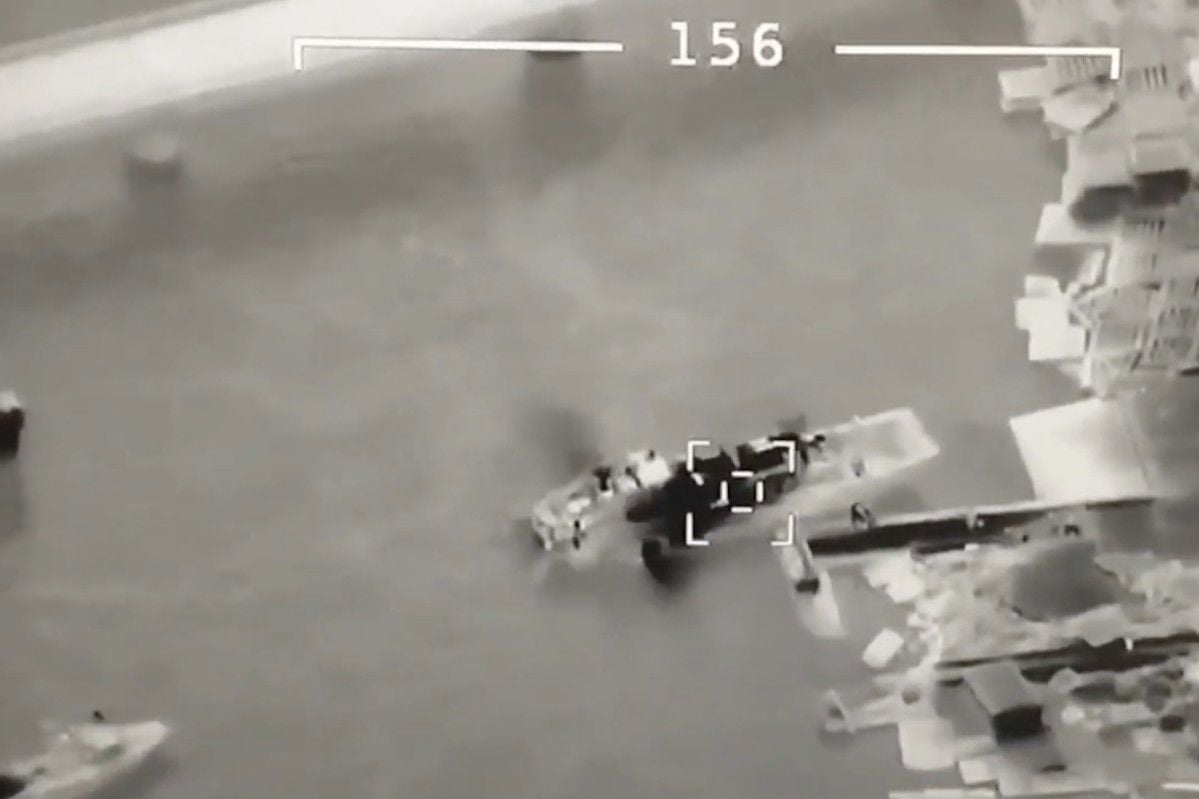 ​ВСУ из Bayraktar "демилитаризовали" десантный катер ВС РФ типа "Серна" у Змеиного: видео, как это было