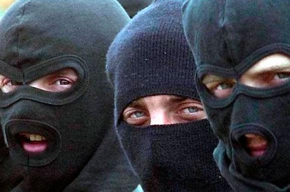В Виннице люди в масках с криками "Комуняку на гілляку" напали на участников митинга