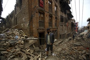 Палатка вместо дворца: из-за землетрясения президент Непала ночевал на улице