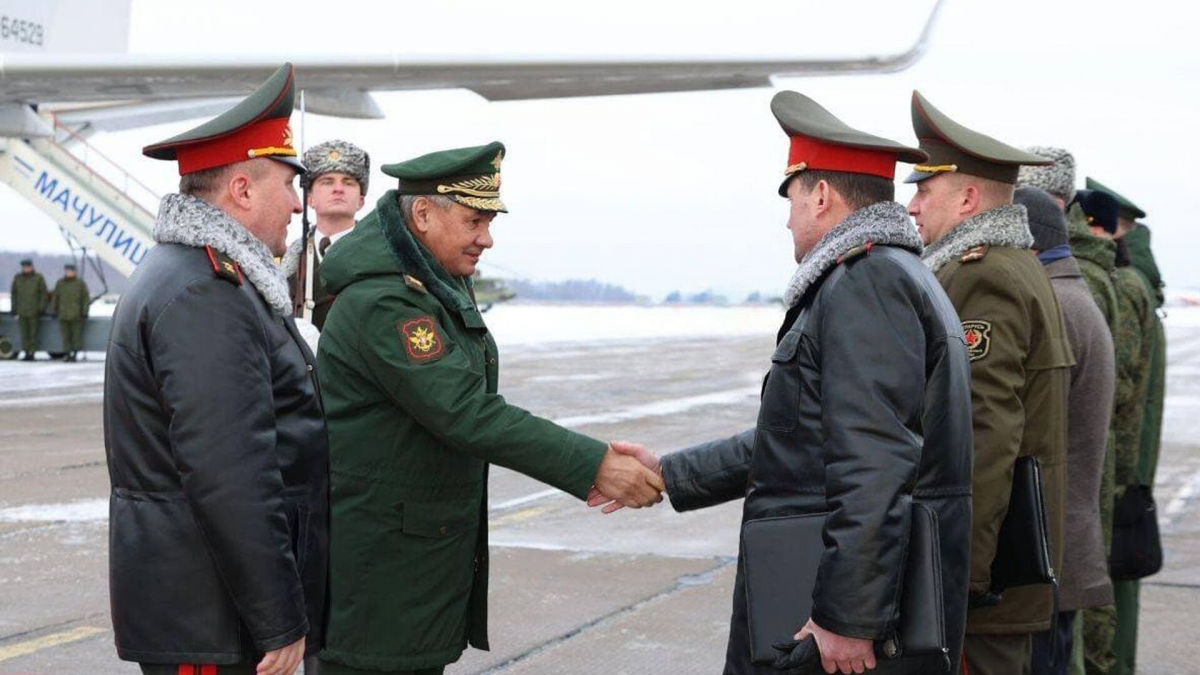 Шойгу прилетел в Минск на фоне слухов о возможности повторного вторжения из Беларуси