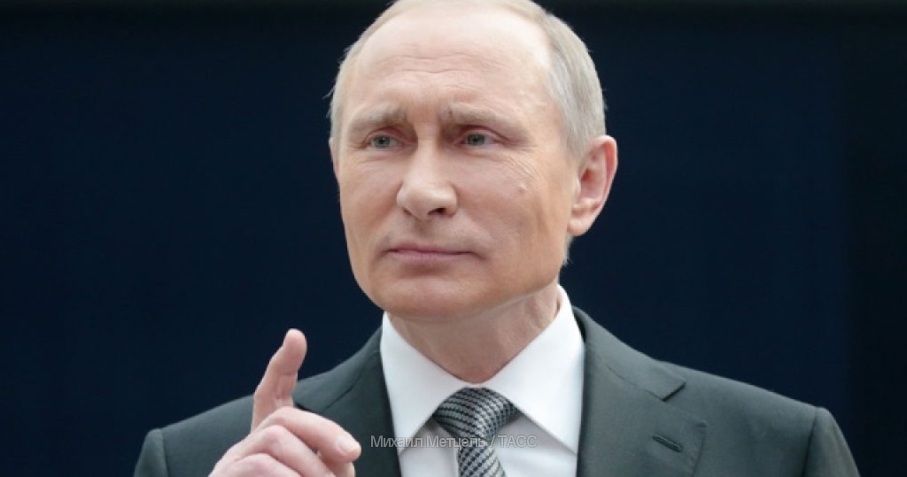 "Пусть оглядывается и не расслабляется", - Путин ехидно попытался напугать Петра Порошенко "голубыми мундирами" в Европе