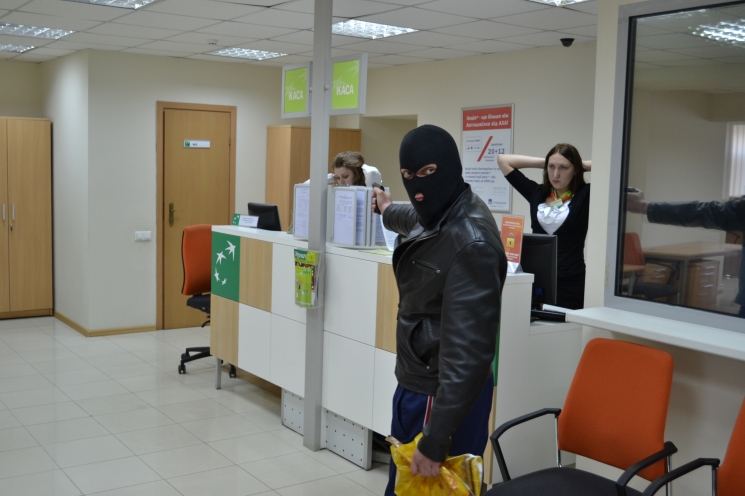 ​В Донецке из банка вынесли 100 тысяч гривен, - МВД