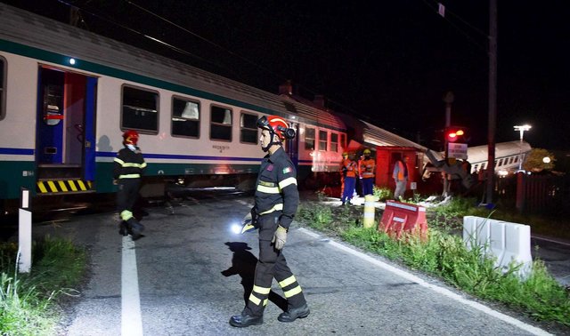 В Италии поезд протаранил фуру - есть погибшие и раненые