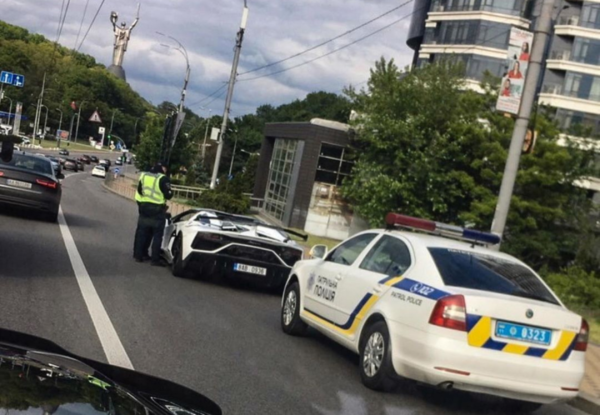 Дорогая "евробляха" на украинских дорогах: полиция Киева остановила Lamborghini новой модели, детали