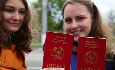 В луганских школах учителя насильно заставляют старшеклассников получать "паспорта" "ЛНР"