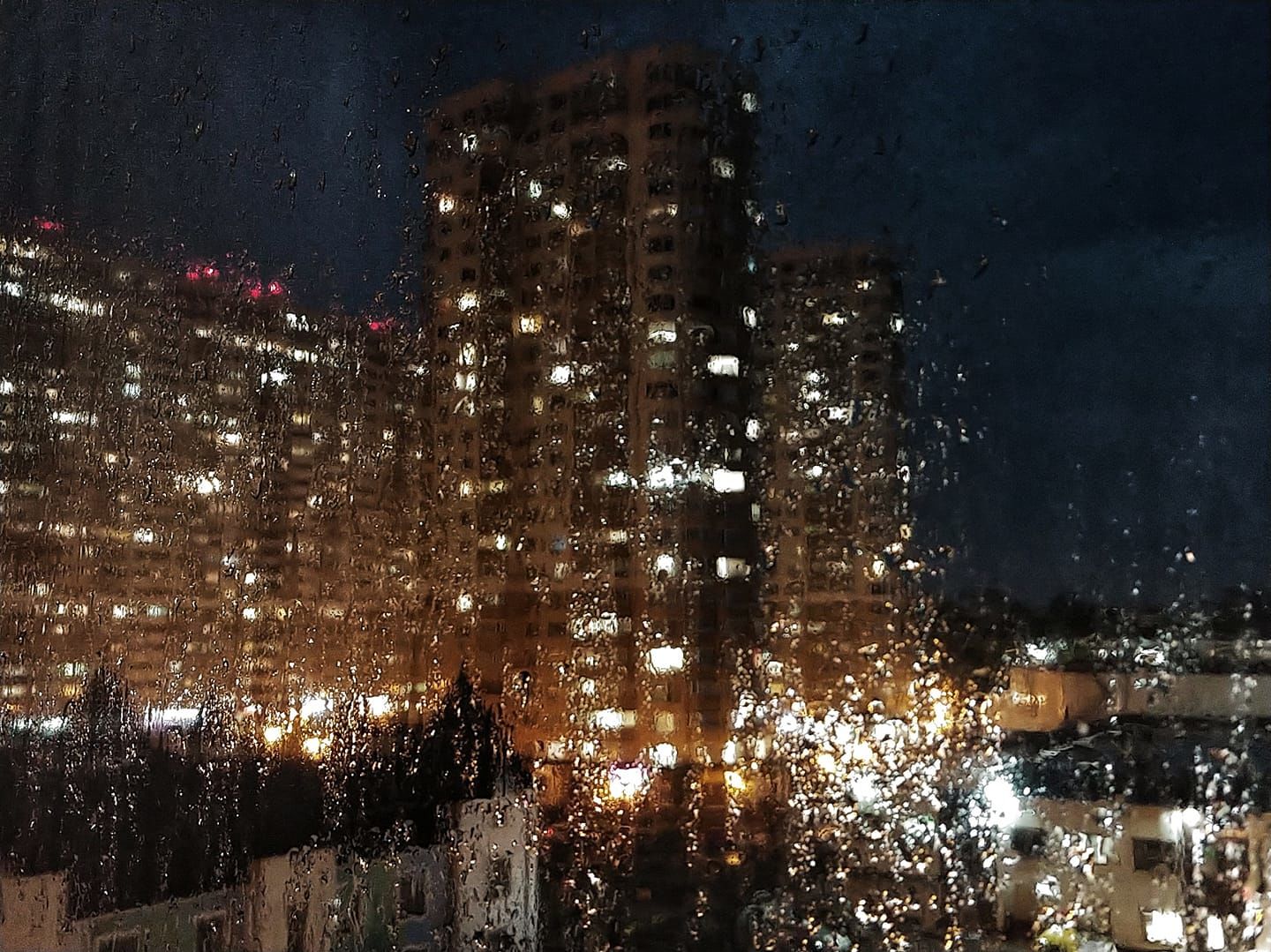 Погодный Армагеддон в Киеве: бушуют молнии, ветер сносит шифер на машины, падают деревья