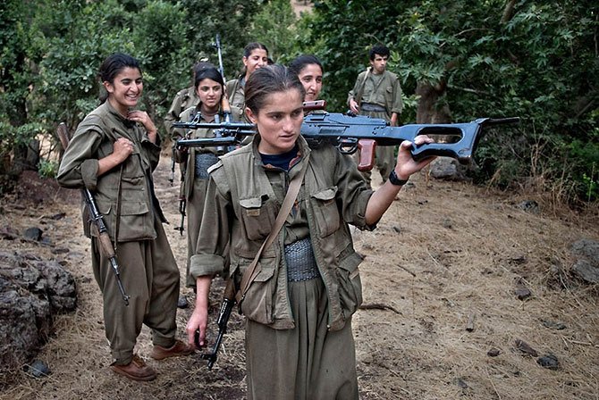 Курдские женщины-воины обращают в бегство боевиков "Исламского государства" из-за страха не попасть в рай