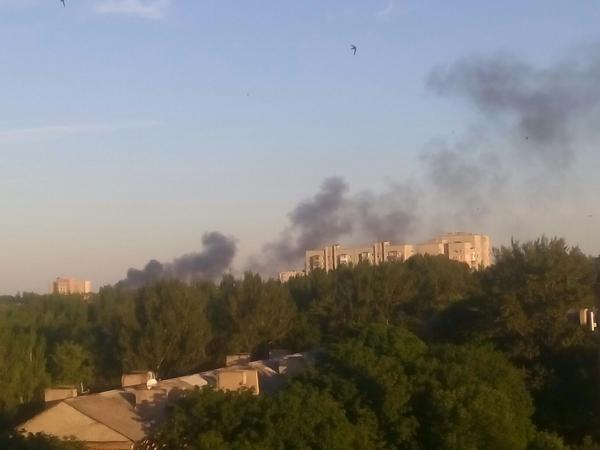Донецк окутал густой дым: взорванная заправка с жертвами или подожженные покрышки?