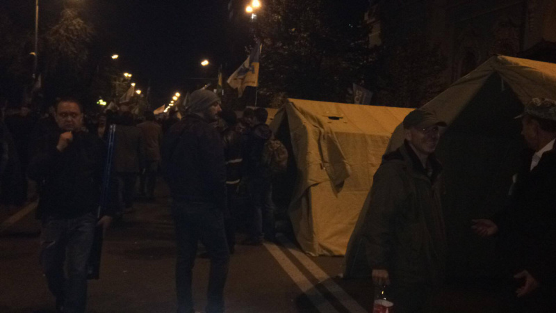 Возле здания Верховной рады закончился митинг оппозиции, но остались палатки с протестующими