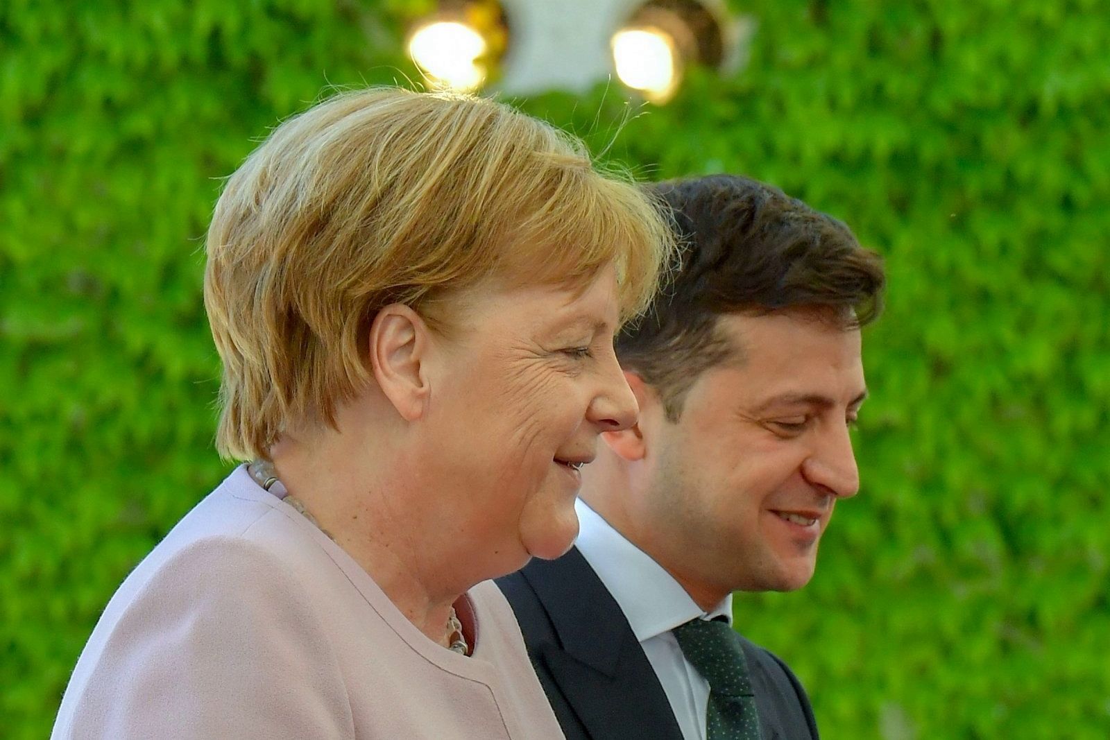 У Зеленского объяснили визит Меркель в Киев: "Об Украине без Украины ни слова"