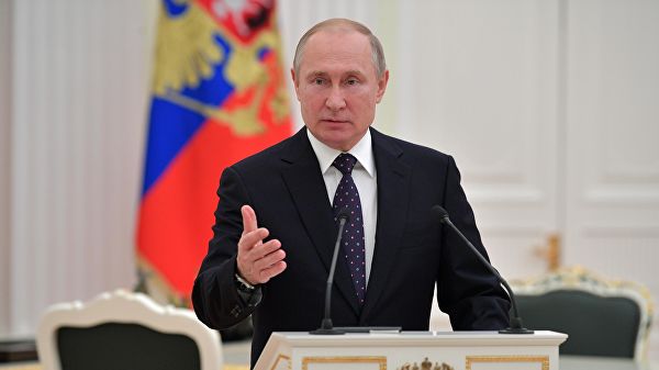Облегающие штанишки и кактус в горшке: Путина в необычном образе высмеяли в Сети