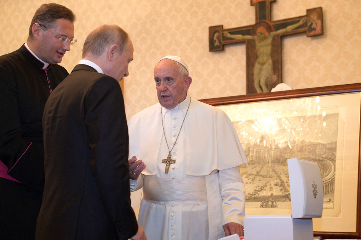 ​Папа Римский "потроллил" Путина "уникальным" подарком - хохочет весь Интернет