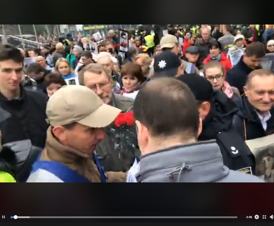 На акции "Бессмертный полк" в Киеве первый конфликт: появилось видео стычки с участием полиции