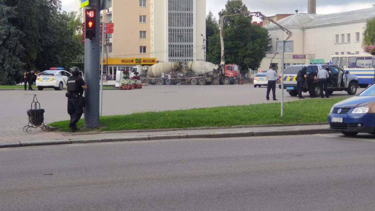 Захват автобуса в Луцке: полиция пояснила, почему взяли людей в заложники
