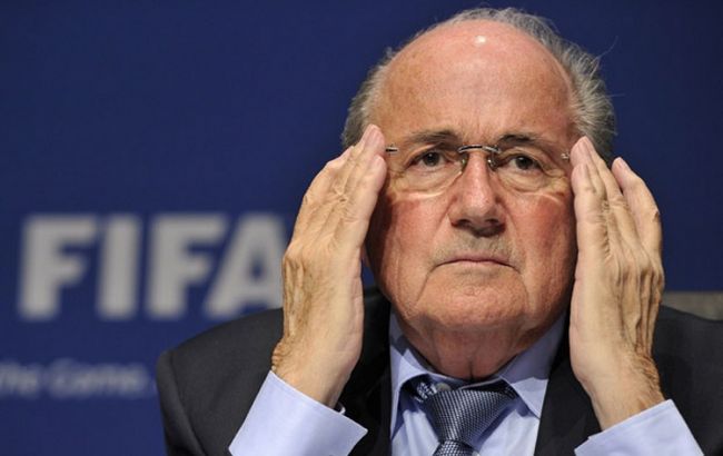 Награда за отставку: Блаттеру в течение 10 минут аплодировали 400 сотрудников ФИФА