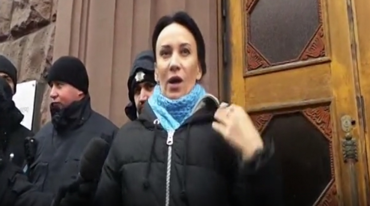 Зверобой у здания ГБР в матерной форме обратилась к властям - видео