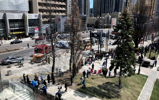 ​В Торонто фургон протаранил толпу: 9 погибших, 16 раненых  - подробности и первые кадры