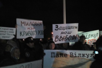 СМИ: в Кривом Роге ТИК начала принимать жалобы в неофициальном порядке, вокруг шум и скандал