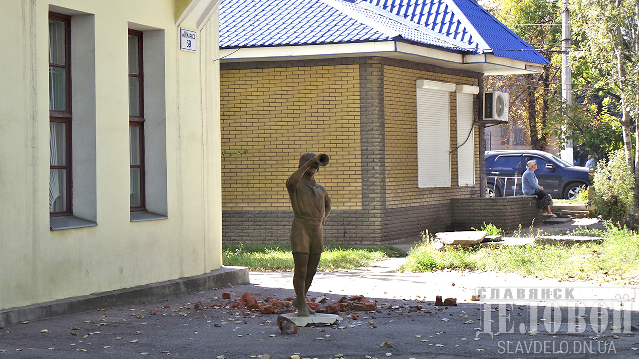 Под снос: В Славянске эпично демонтировали статуи «девочки» и «мальчика-трубача»