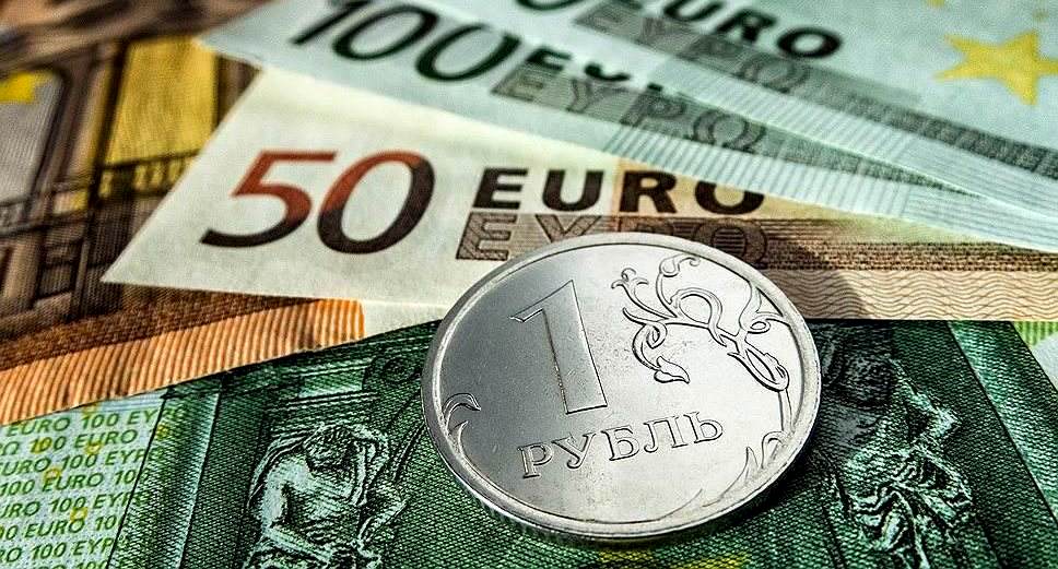 Официально: ЦБ РФ повысил курс доллара до рекордных 72 рублей, евро - до 79 рублей