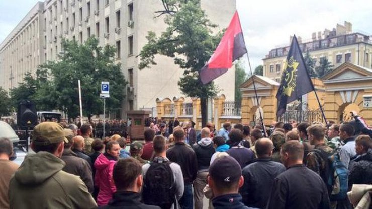 "Правый сектор" пикетирует администрацию Президента Украины. Прямая трансляция