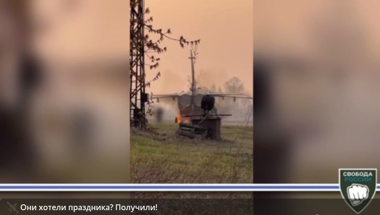 У Росії партизани піднесли Путіну шикарний подарунок на 9 Травня: підпалили бомбардувальник "Су-24" – відео