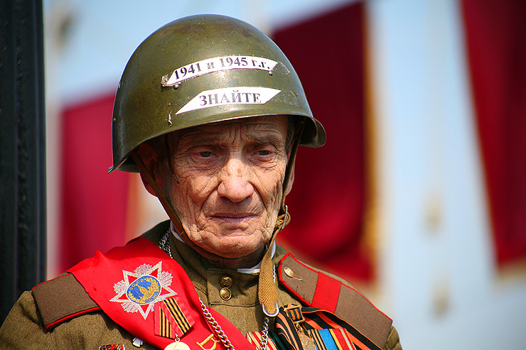 ​“Это символ российских оккупантов. Не замазывайте в ваше победобесие дедов, которые воевали”, – Цимбалюк уничтожил главный атрибут Кремля