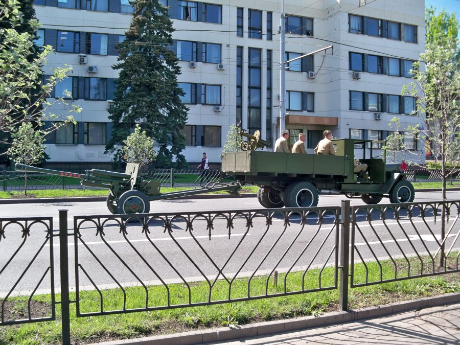 Террористы "ДНР" репетируют военный парад к 9 мая: опубликованы фото с военной техникой в центре Донецка 