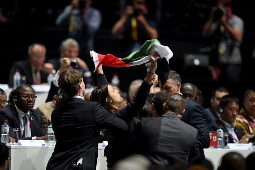 Выборы президента ФИФА: сессия прервана из-за палестинок с флагами