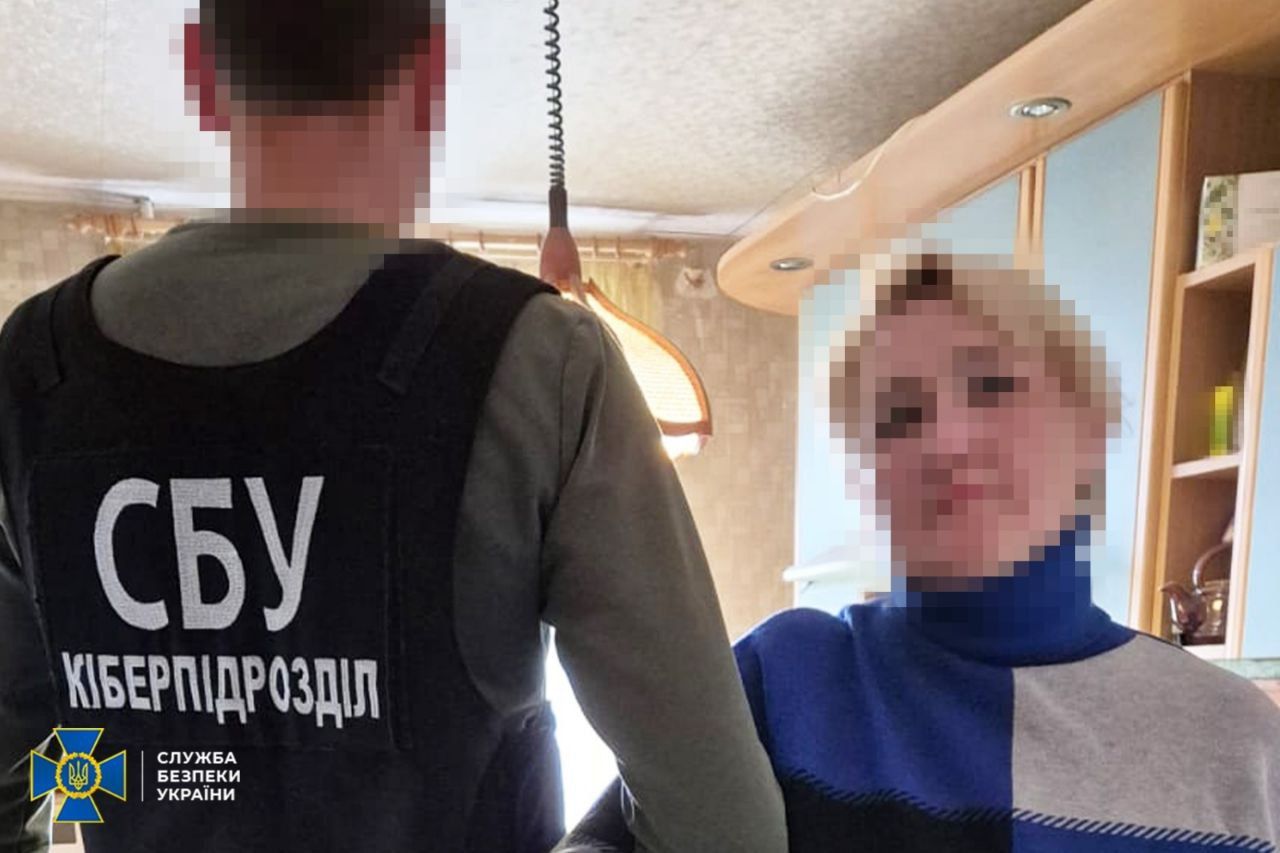 "Телефоны постараюсь вытащить": в Одессе задержана сотрудница банка, сливавшая ФСБ данные о военных, – СБУ