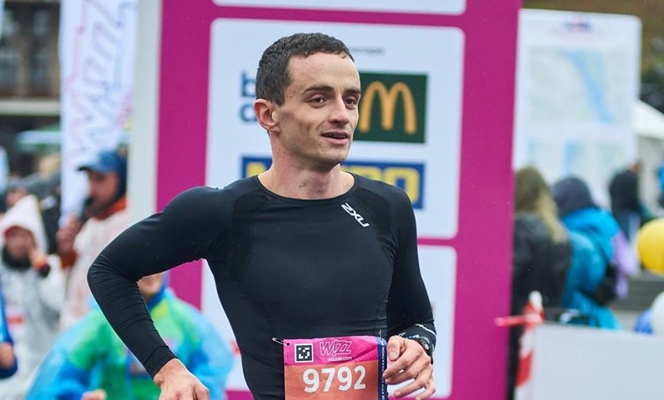 Украинский десантник, потерявший ногу в АТО, произвел фурор в Интернете: опубликовано видео, как он отжимается с маленьким сыном на спине