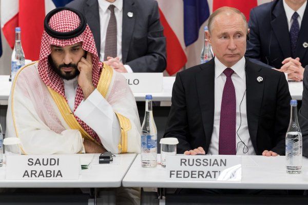 Саудовская Аравия наносит удар по экономике России, сбивая цены на нефть в Европе