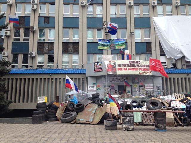"Поезд "Луганск - Киев" не ходит, друзья вычеркнуты. А я не знаю, как отвечать на вопросы про возвращение домой", - луганский журналист