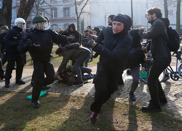 Столкновения в Франкфурте: ранены 88 полицейских, митингующих разгоняют водометами и слезоточивым газом