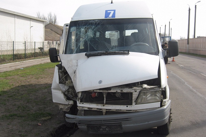 Автобус "Бердянск-Запорожье" попал в ДТП. Пострадали 11 человек