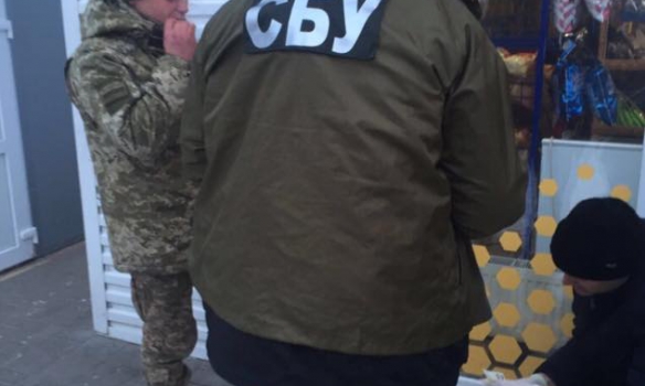 На Буковине военная прокуратура нанесла удар по "табачной мафии" – задержан офицер-взяточник, его подельники разыскиваются
