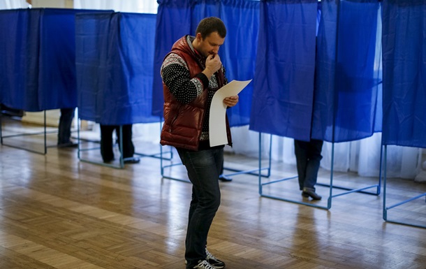 Пьяный избиратель в Мариуполе решил унести бюллетень с собой, так как понял, что достойных кандидатов нет