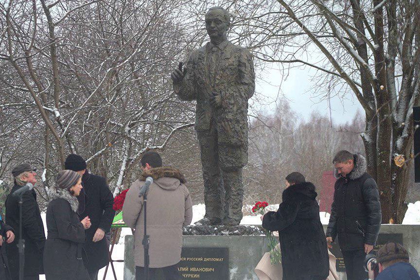 ​Рупора Кремля в ООН Чуркина увековечили в оригинальном памятнике - соцсети заподозрили скульптора в "диверсии"