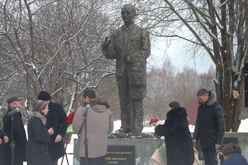 ​Рупора Кремля в ООН Чуркина увековечили в оригинальном памятнике - соцсети заподозрили скульптора в "диверсии"
