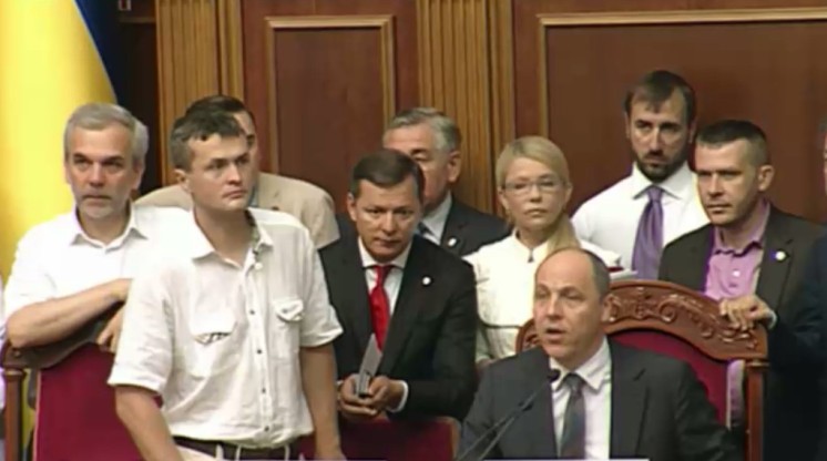 Поздравили с Днем рождения и разошлись - Парламент завершил работу на сегодня