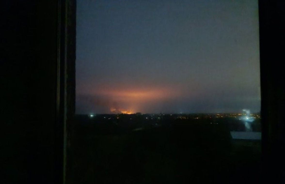 Непрекращающиеся взрывы и огромное зарево: в Донецке поражен склад боеприпасов оккупантов