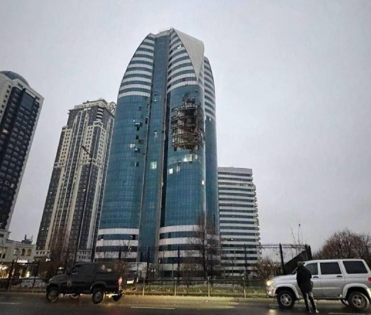 В Чечне дрон попал по главному символу в центре Грозного неподалеку от резиденции Кадырова: первые фото