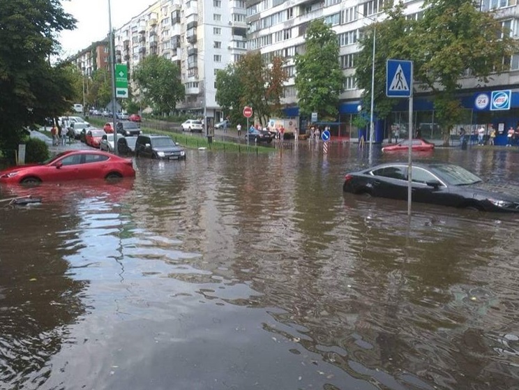 Киев ушел под воду: в Сети показали первые кадры столицы Украины после мощного ливня