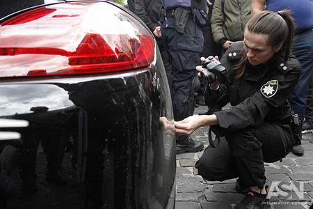 ​В Киеве автомобиль Porsche въехал в толпу активистов, устроивших митинг под Кабмином, - кадры