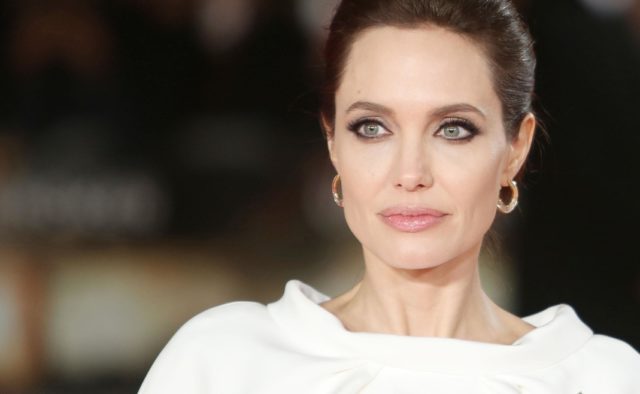 Анджелина Джоли поразила фанатов в почти прозрачном платье - фото
